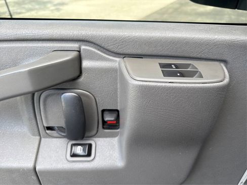 Used 2018 Chevrolet Express 3500 w/ Power Convenience Package RWD image 17