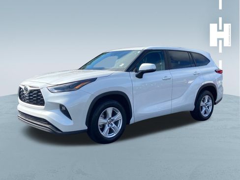 Used 2023 Toyota Highlander LE FWD image 3