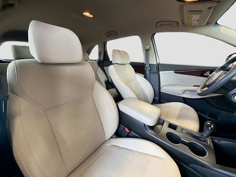 Used 2017 Kia Sorento LX image 28