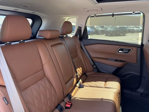 Used 2025 Nissan Rogue Platinum w/ Tech Package image 41