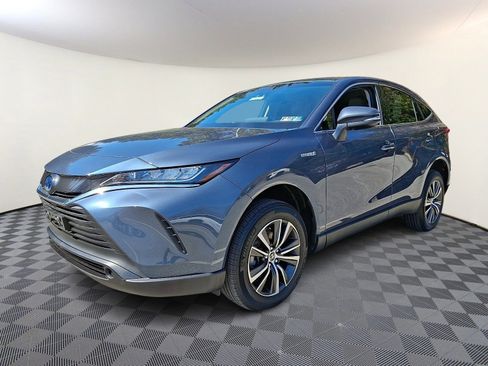 Certified 2021 Toyota Venza LE image 3