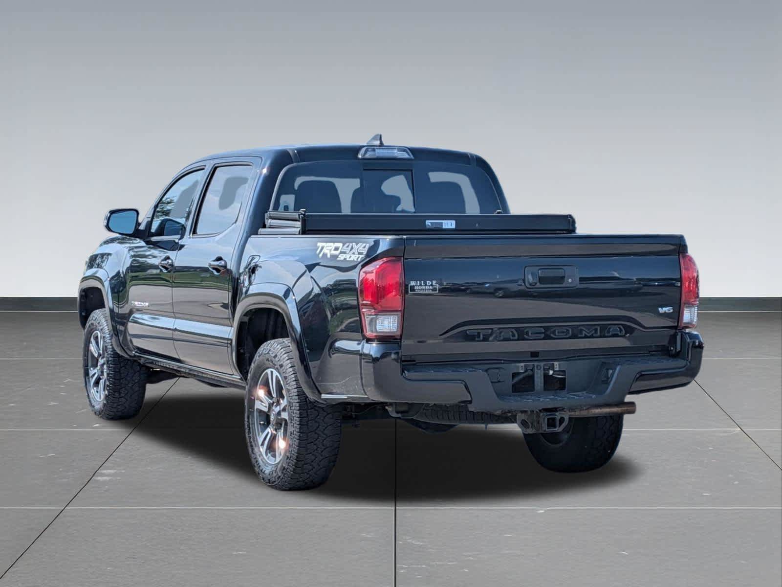 Used 2019 Toyota Tacoma TRD Sport AWD/4WD image 3