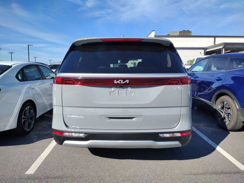 Used 2024 Kia Carnival EX image 7