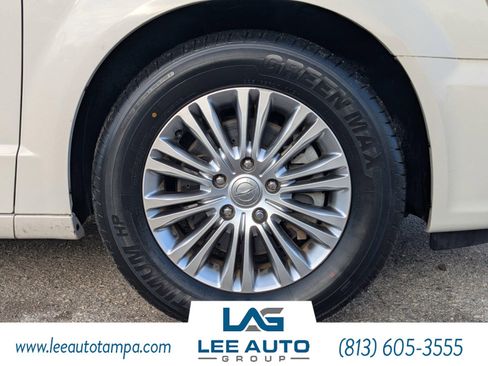 Used 2013 Chrysler Town & Country Touring-L image 10