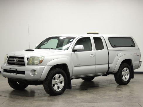 Used 2010 Toyota Tacoma PreRunner image 4