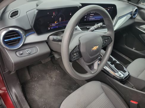 Used 2025 Chevrolet Trax LT FWD image 13