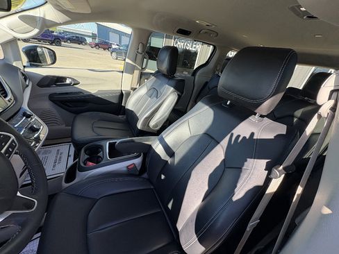 Used 2024 Chrysler Pacifica Touring-L image 31