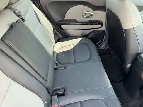 Used 2016 Kia Soul + w/ Primo Package FWD image 17