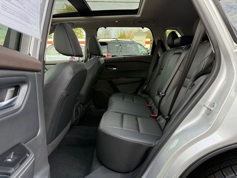 Used 2023 Nissan Rogue SV w/ SV Premium B Package image 38