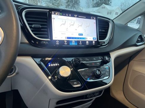 Used 2024 Chrysler Pacifica Touring-L image 22