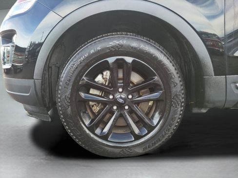 Used 2018 Ford Explorer XLT image 34