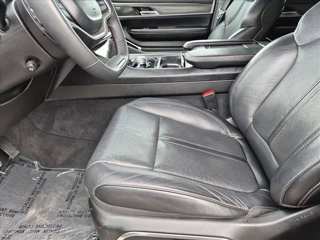 Used 2023 Jeep Wagoneer L Series II AWD/4WD image 16