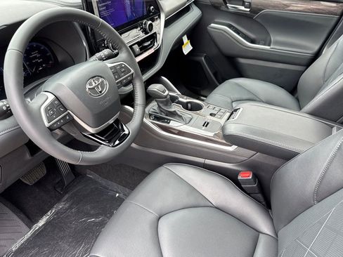 New 2026 Toyota Highlander Platinum AWD/4WD image 10