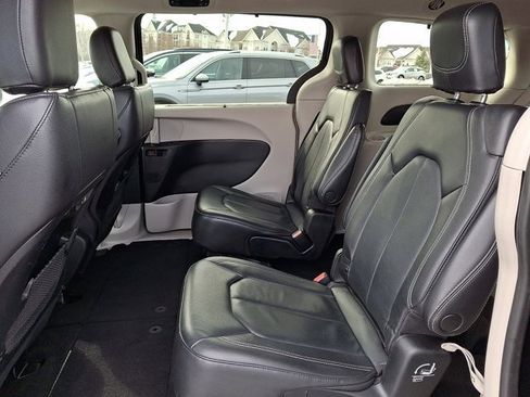 Certified 2022 Chrysler Pacifica Touring-L image 14