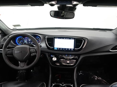 Used 2025 Chrysler Pacifica Limited FWD image 15