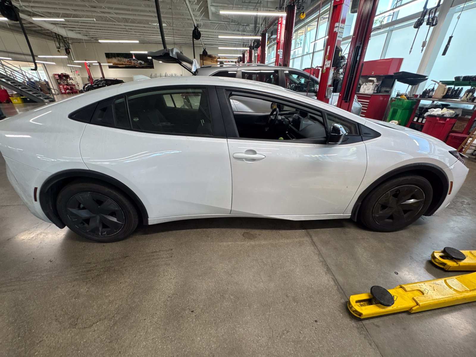 Used 2024 Toyota Prius LE FWD image 2