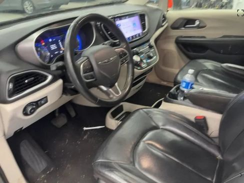 Used 2022 Chrysler Pacifica Touring-L FWD image 2