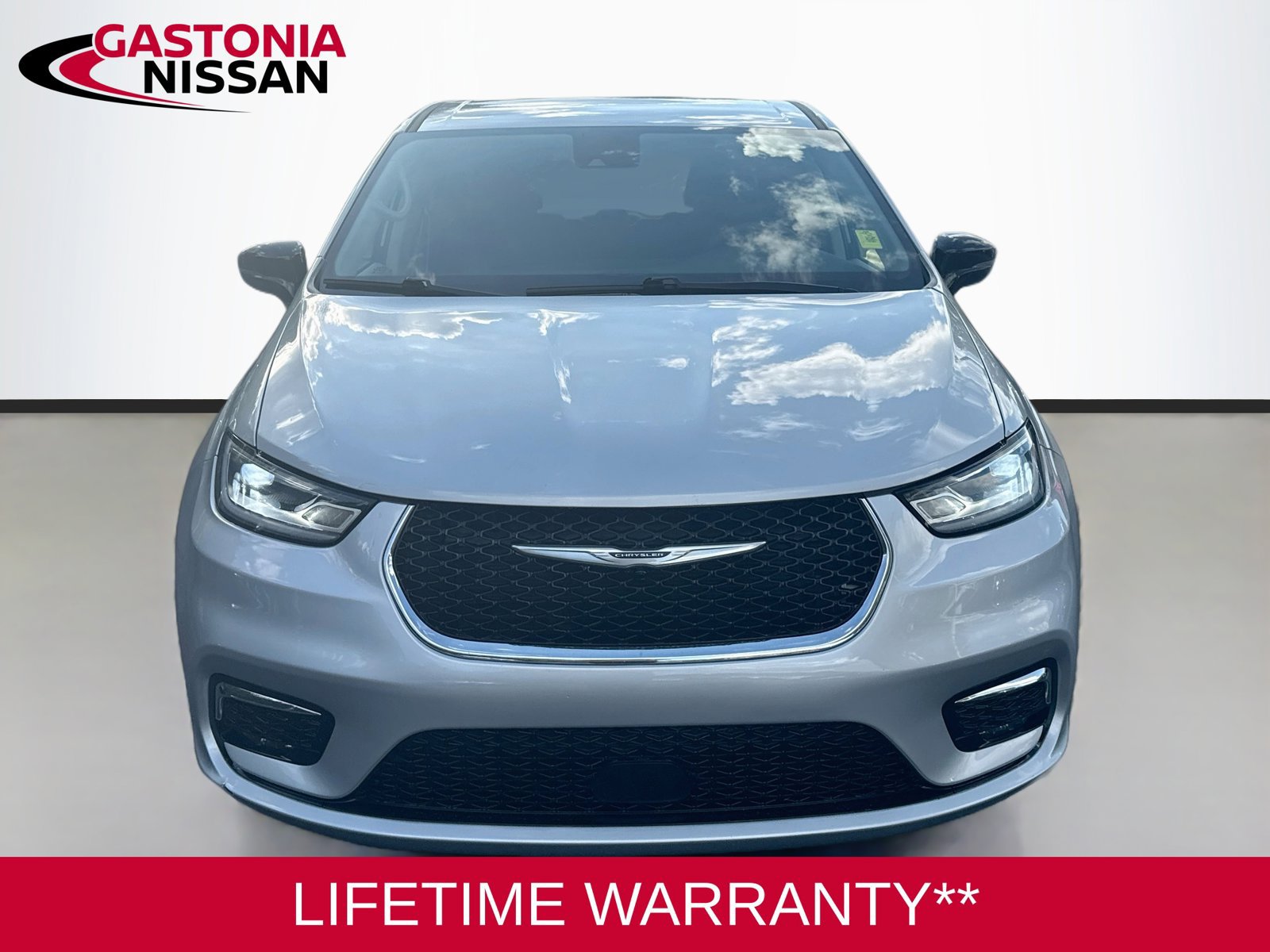 Used 2024 Chrysler Pacifica Touring-L FWD image 2