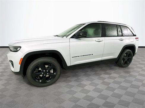 New 2025 Jeep Grand Cherokee Altitude image 23