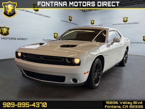 Used 2019 Dodge Challenger SXT image 1