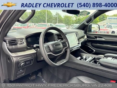 Used 2024 Jeep Wagoneer Series III AWD/4WD image 4