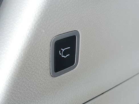 Used 2020 Chrysler Pacifica Touring-L image 32