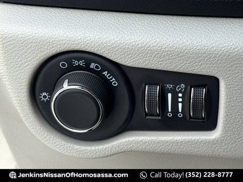 Used 2023 Chrysler Voyager LX FWD image 38