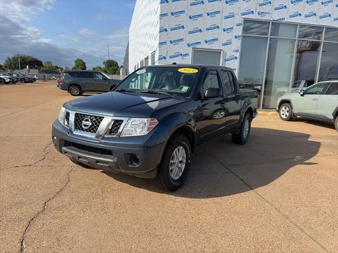 Used 2015 Nissan Frontier SV image 1