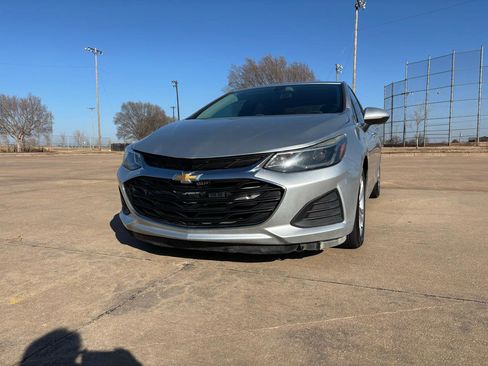 Used 2019 Chevrolet Cruze LT FWD image 4