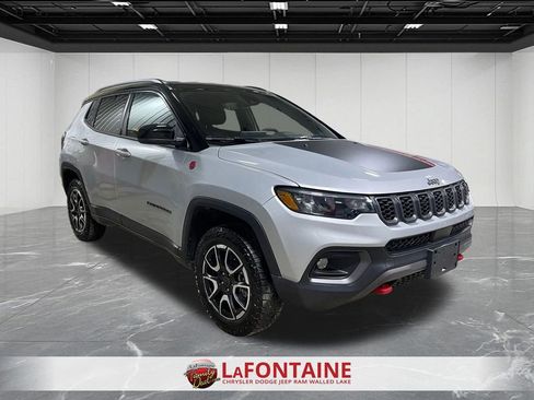 Used 2025 Jeep Compass Trailhawk image 3