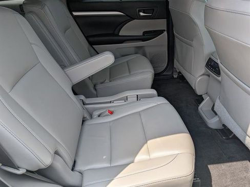Used 2019 Toyota Highlander XLE image 15