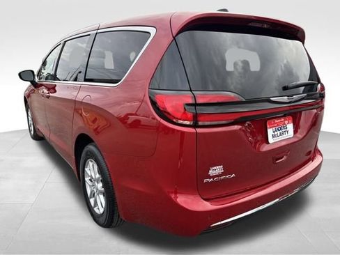 New 2026 Chrysler Pacifica Select image 4