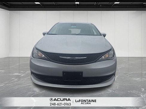 Used 2023 Chrysler Voyager LX image 2