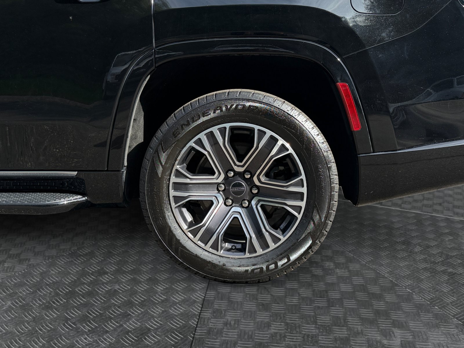 Used 2025 Jeep Wagoneer Series II AWD/4WD image 16
