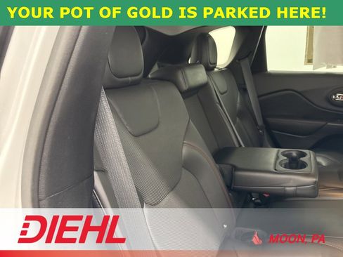 Used 2019 Jeep Cherokee Trailhawk image 13