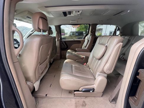Used 2014 Chrysler Town & Country Touring-L w/ Driver Convenience Group image 17