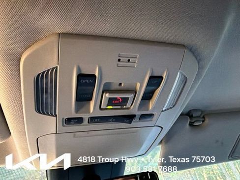 Used 2020 Toyota Highlander XLE FWD image 23