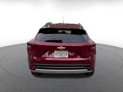 Used 2025 Chevrolet Trax LT w/ LT Convenience Package FWD image 9