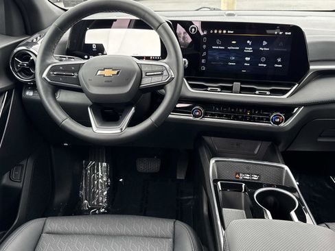 Used 2025 Chevrolet Equinox LT w/ Convenience Package II image 2