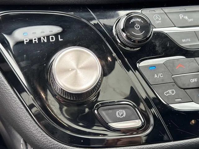 Used 2025 Chrysler Pacifica Limited FWD image 42