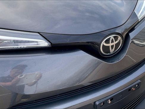 Used 2019 Toyota C-HR XLE image 29