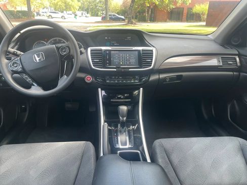 Used 2017 Honda Accord EX image 16