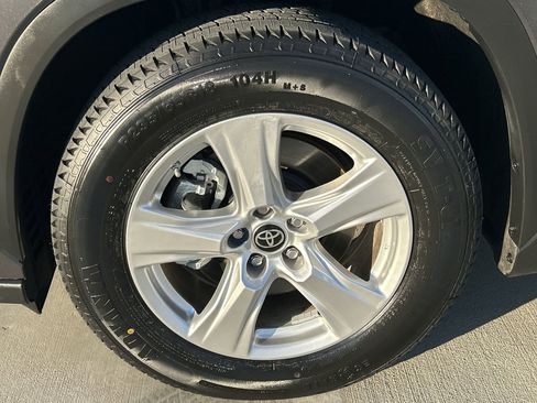 Used 2022 Toyota Highlander LE image 19