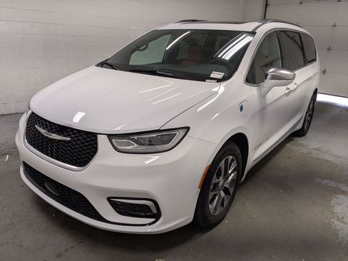 Used 2024 Chrysler Pacifica Pinnacle FWD image 11