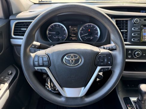 Used 2019 Toyota Highlander LE FWD image 16