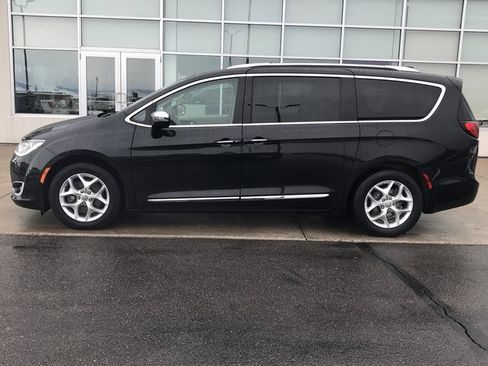 Used 2020 Chrysler Pacifica Limited image 4