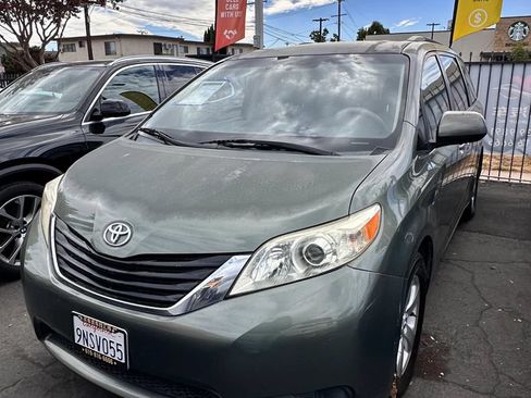 Used 2014 Toyota Sienna LE FWD image 1