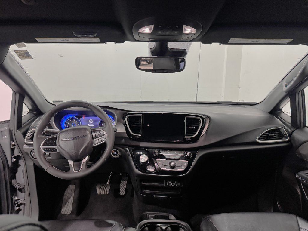 Used 2025 Chrysler Pacifica Select FWD image 2