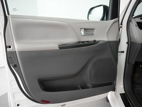 Used 2018 Toyota Sienna LE image 39