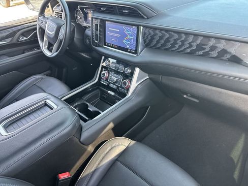Used 2021 GMC Yukon XL Denali w/ Denali Premium Package image 29